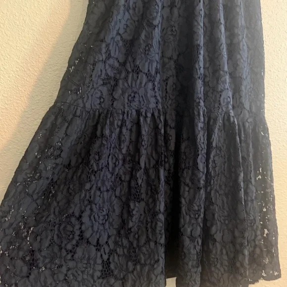 Lulu’s Lace Tiered Midi Dress - Picture 4 of 6